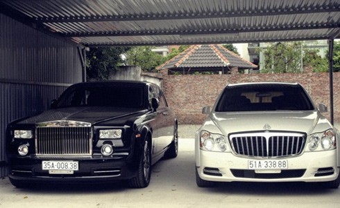 Rolls-Royce Phantom phiên bản rồng (trái) và Maybach 62S cùng một garage.